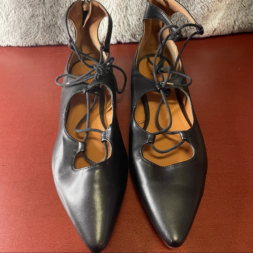BLACK POINTED TOE LACE UP FLATS